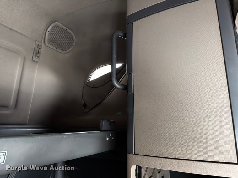 image for item YA2499 2015 Freightliner Cascadia semi truck