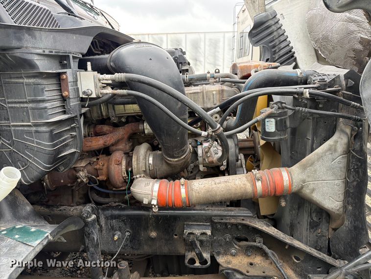 image for item YA2499 2015 Freightliner Cascadia semi truck