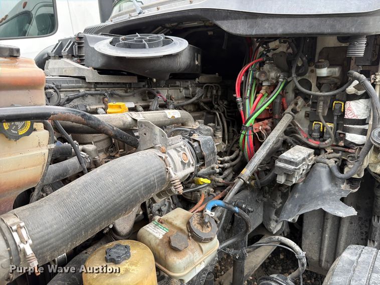 image for item YA2499 2015 Freightliner Cascadia semi truck