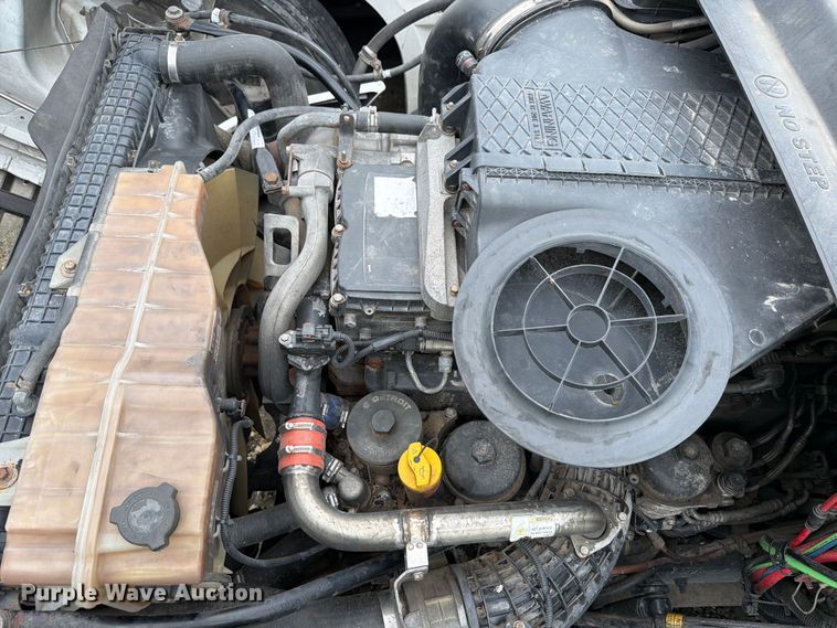 image for item YA2499 2015 Freightliner Cascadia semi truck