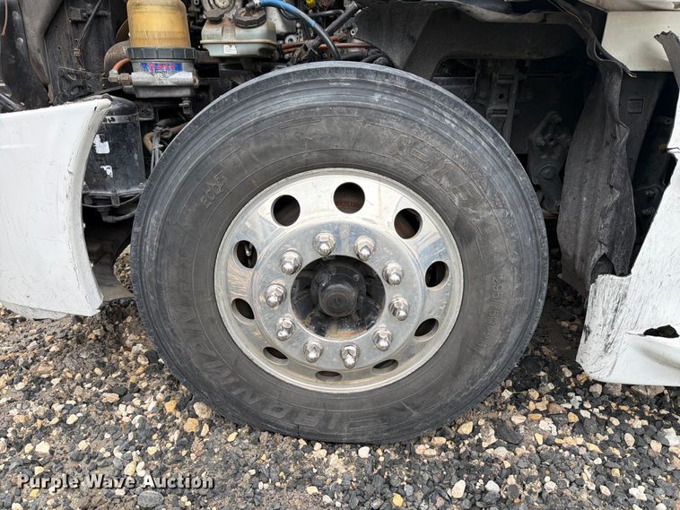 image for item YA2499 2015 Freightliner Cascadia semi truck