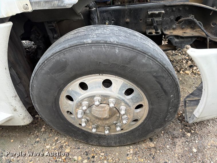 image for item YA2499 2015 Freightliner Cascadia semi truck