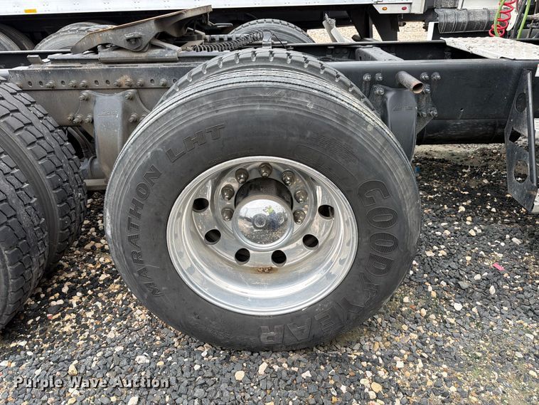 image for item YA2499 2015 Freightliner Cascadia semi truck