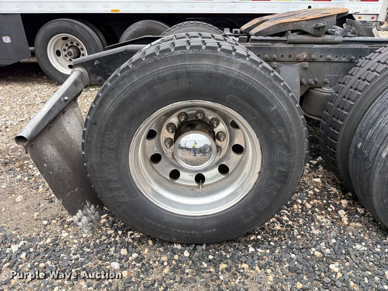 image for item YA2499 2015 Freightliner Cascadia semi truck