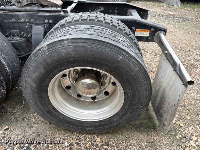 image for item YA2499 2015 Freightliner Cascadia semi truck