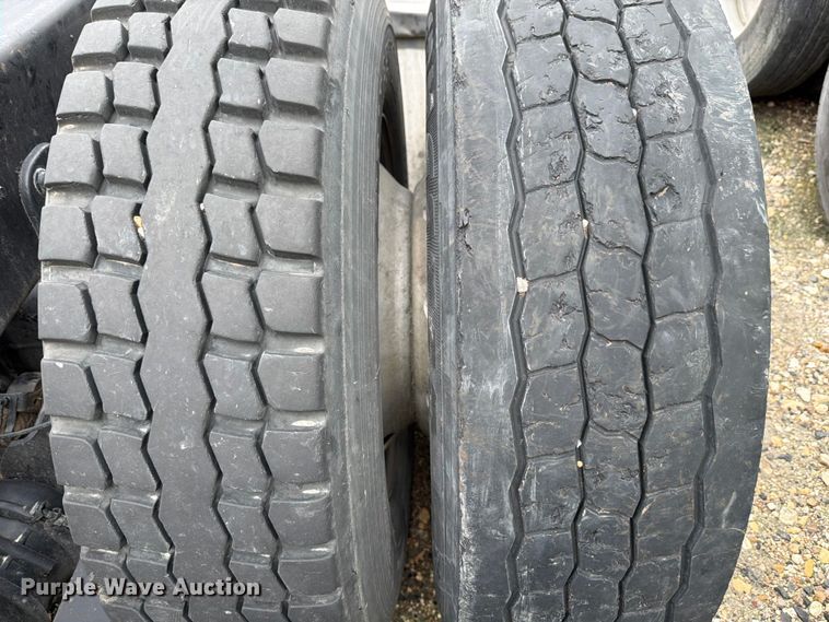image for item YA2499 2015 Freightliner Cascadia semi truck