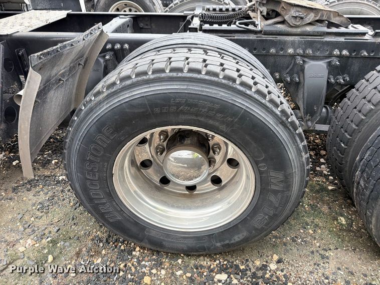 image for item YA2499 2015 Freightliner Cascadia semi truck