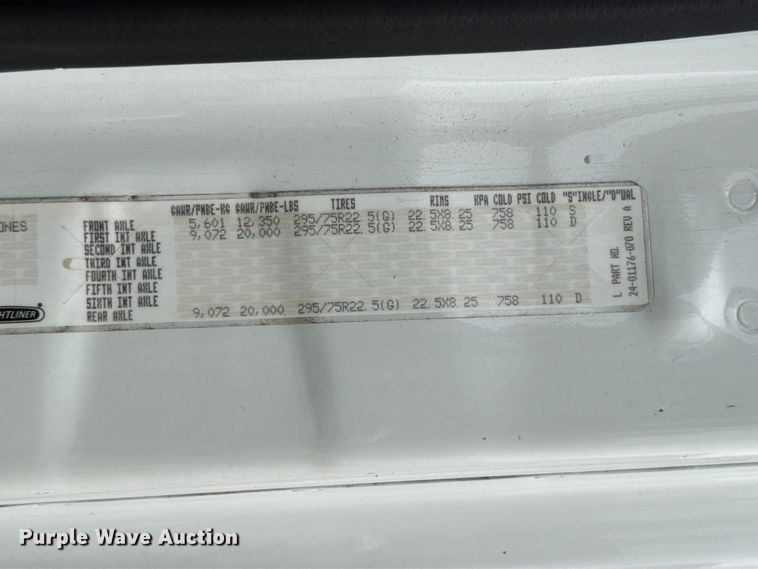 image for item YA2499 2015 Freightliner Cascadia semi truck
