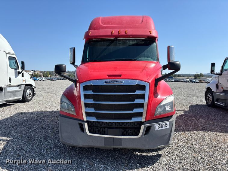 image for item YA2561 2020 Freightliner Cascadia semi truck