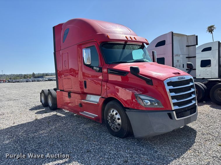 image for item YA2561 2020 Freightliner Cascadia semi truck