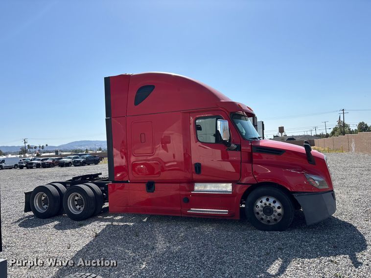 image for item YA2561 2020 Freightliner Cascadia semi truck