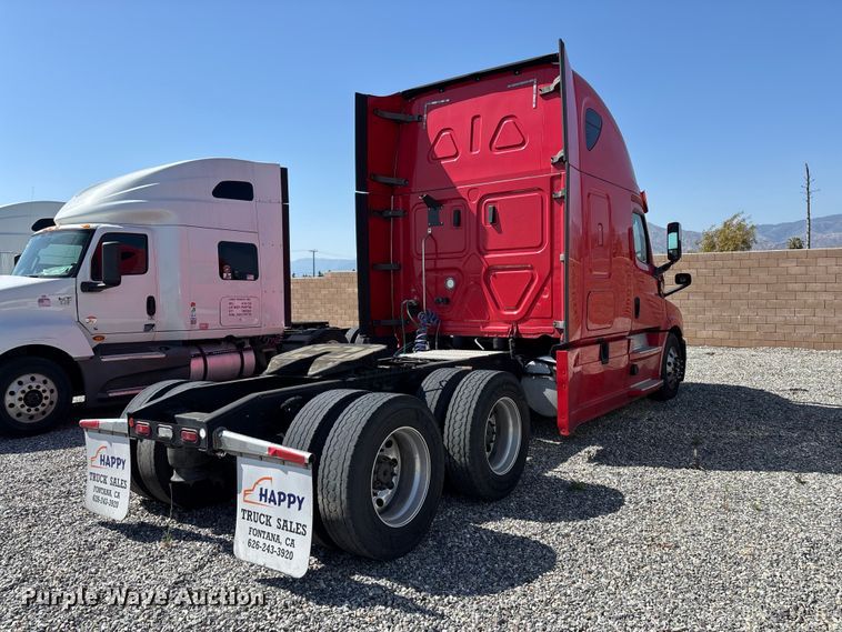 image for item YA2561 2020 Freightliner Cascadia semi truck