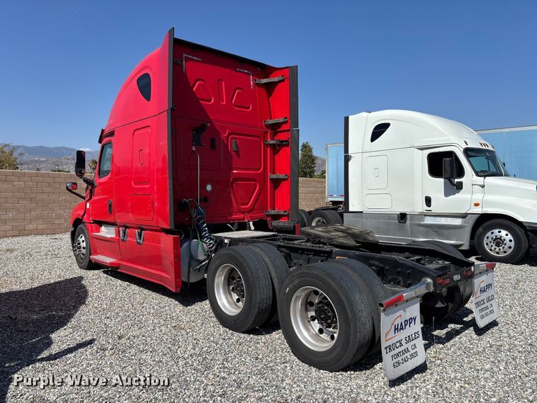 image for item YA2561 2020 Freightliner Cascadia semi truck