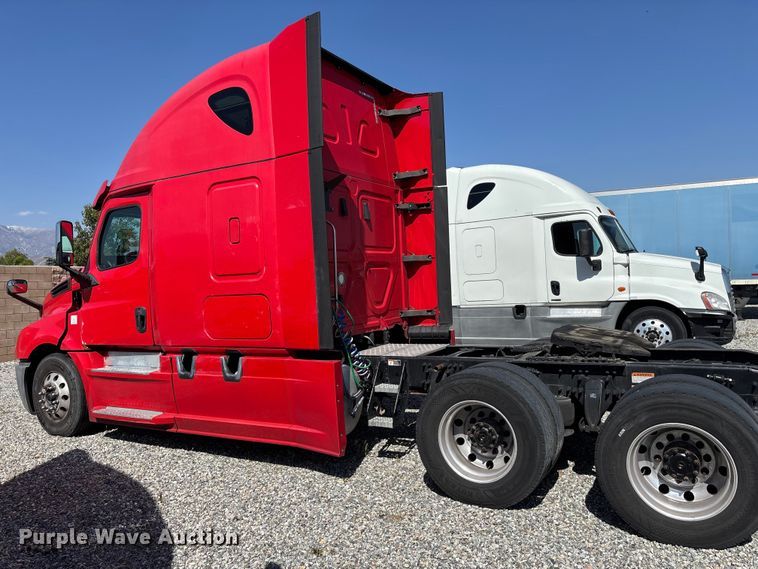 image for item YA2561 2020 Freightliner Cascadia semi truck