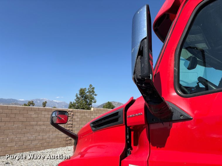 image for item YA2561 2020 Freightliner Cascadia semi truck