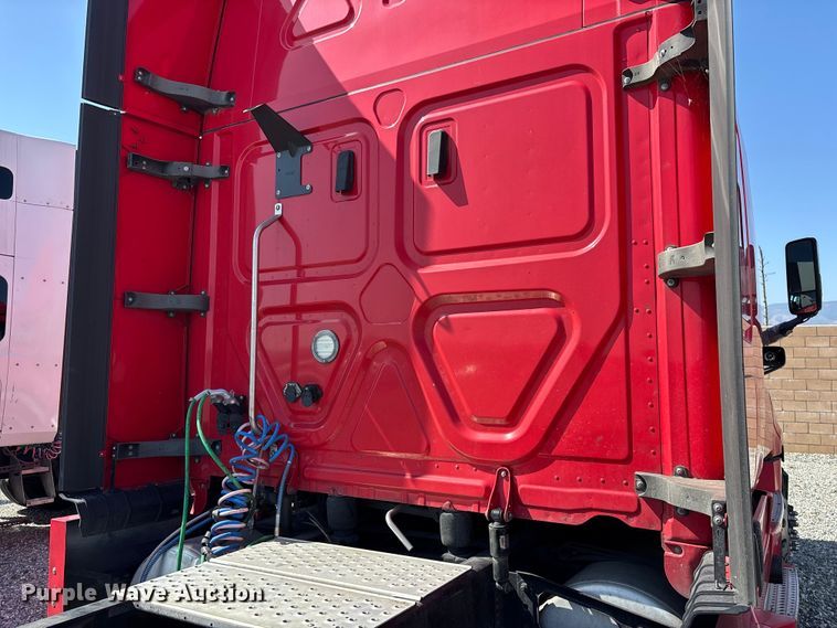 image for item YA2561 2020 Freightliner Cascadia semi truck