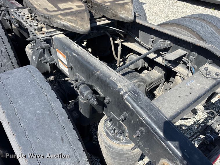 image for item YA2561 2020 Freightliner Cascadia semi truck