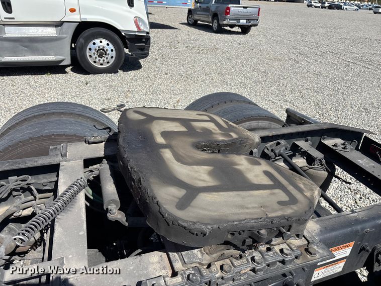 image for item YA2561 2020 Freightliner Cascadia semi truck