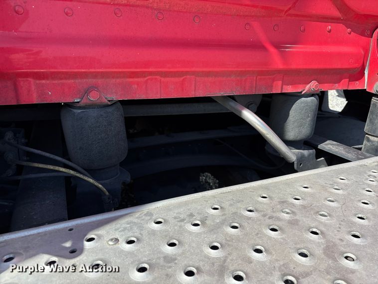 image for item YA2561 2020 Freightliner Cascadia semi truck