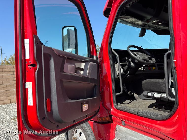 image for item YA2561 2020 Freightliner Cascadia semi truck