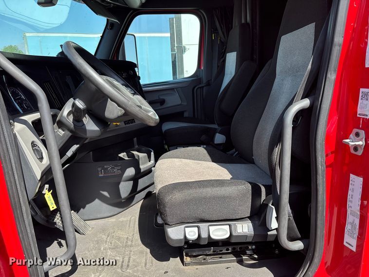 image for item YA2561 2020 Freightliner Cascadia semi truck