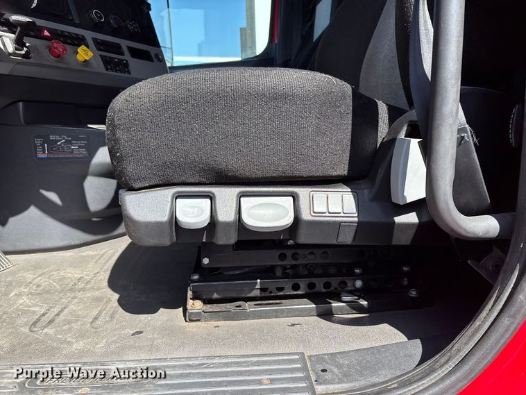 image for item YA2561 2020 Freightliner Cascadia semi truck