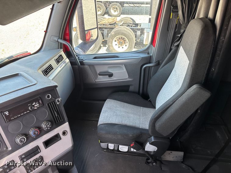 image for item YA2561 2020 Freightliner Cascadia semi truck