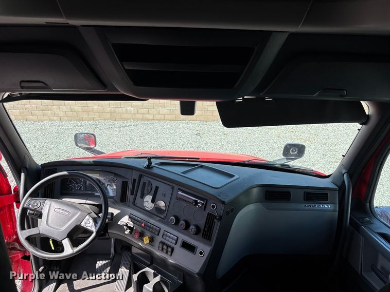 image for item YA2561 2020 Freightliner Cascadia semi truck