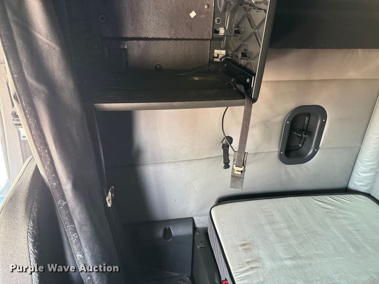 image for item YA2561 2020 Freightliner Cascadia semi truck