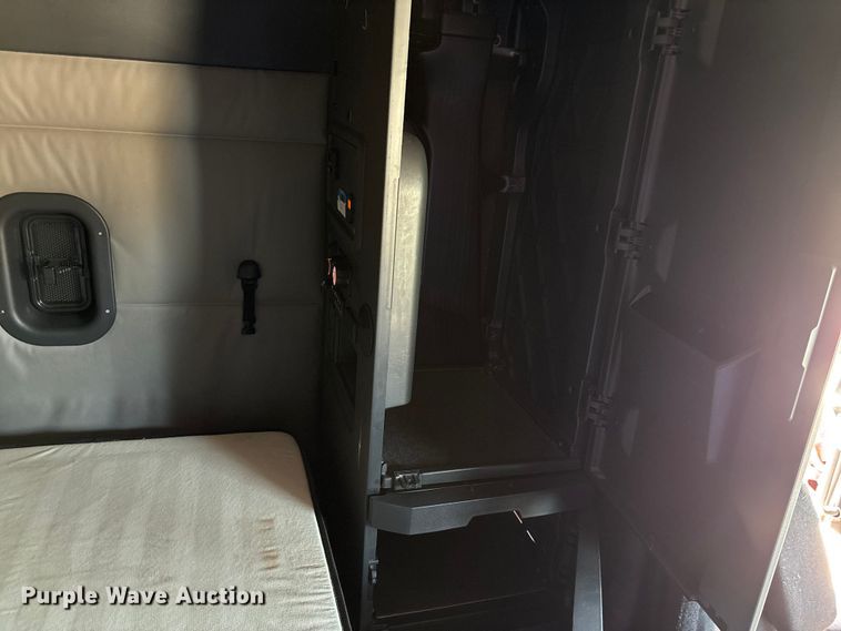 image for item YA2561 2020 Freightliner Cascadia semi truck