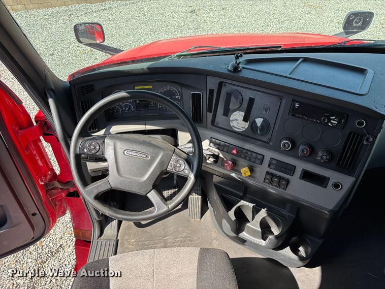 image for item YA2561 2020 Freightliner Cascadia semi truck