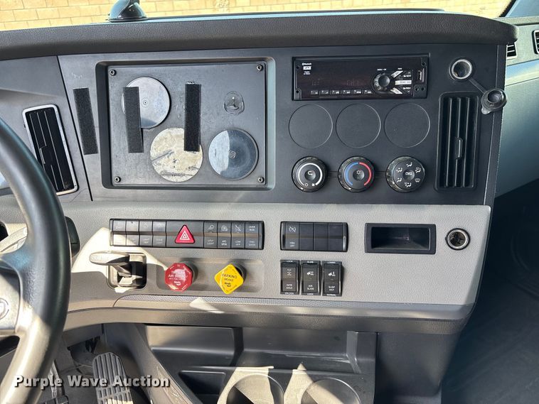image for item YA2561 2020 Freightliner Cascadia semi truck