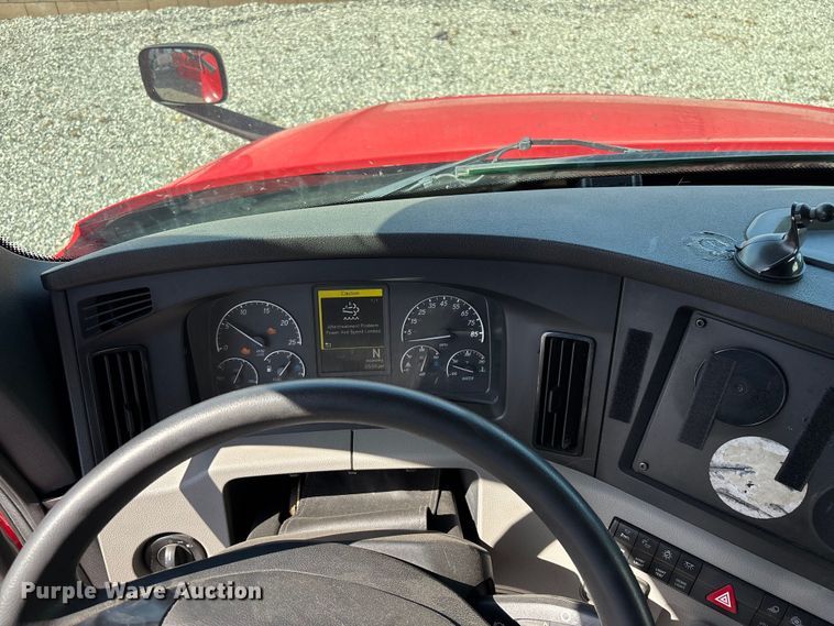 image for item YA2561 2020 Freightliner Cascadia semi truck