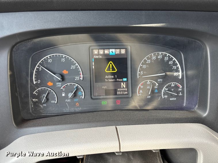 image for item YA2561 2020 Freightliner Cascadia semi truck