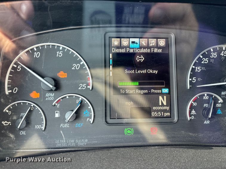 image for item YA2561 2020 Freightliner Cascadia semi truck
