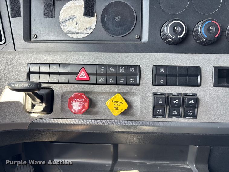 image for item YA2561 2020 Freightliner Cascadia semi truck