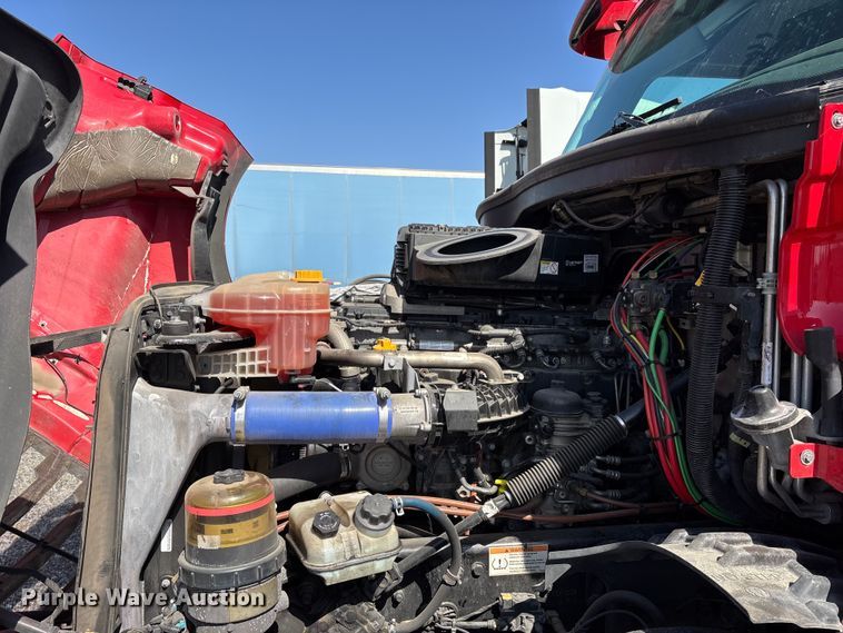 image for item YA2561 2020 Freightliner Cascadia semi truck