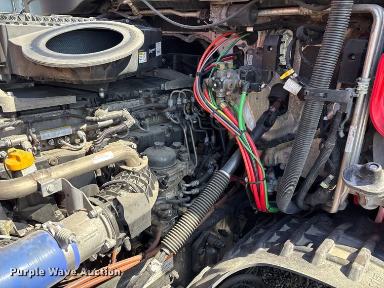 image for item YA2561 2020 Freightliner Cascadia semi truck