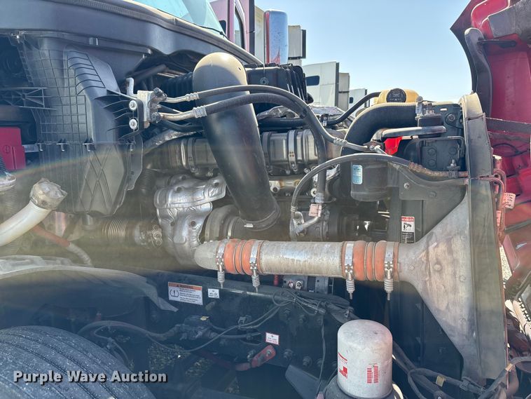 image for item YA2561 2020 Freightliner Cascadia semi truck