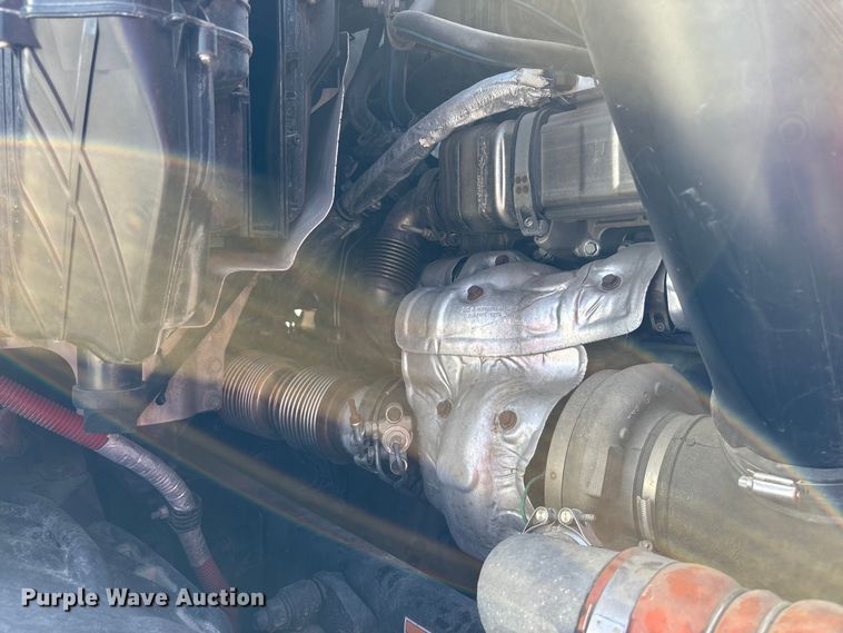 image for item YA2561 2020 Freightliner Cascadia semi truck