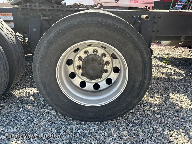 image for item YA2561 2020 Freightliner Cascadia semi truck