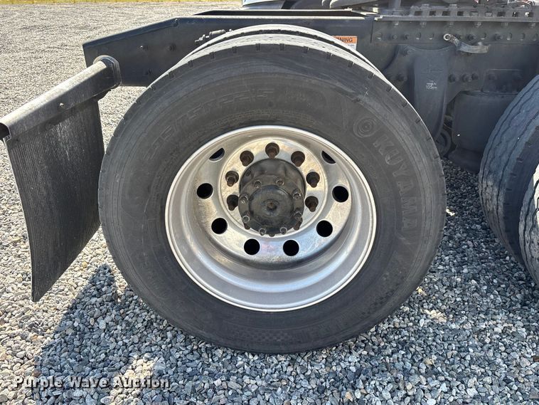 image for item YA2561 2020 Freightliner Cascadia semi truck