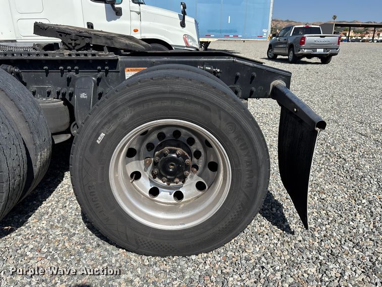 image for item YA2561 2020 Freightliner Cascadia semi truck