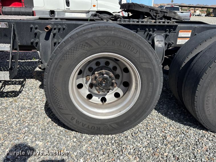 image for item YA2561 2020 Freightliner Cascadia semi truck