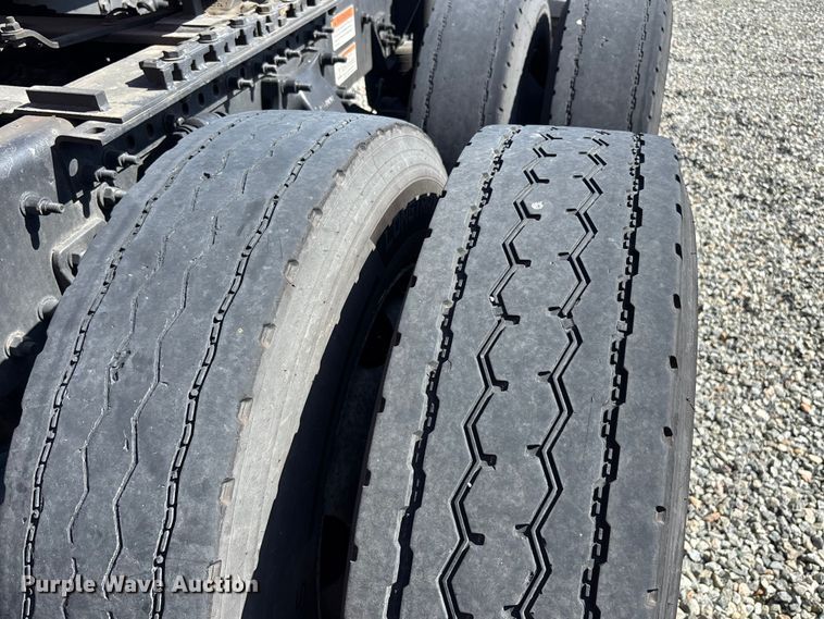 image for item YA2561 2020 Freightliner Cascadia semi truck