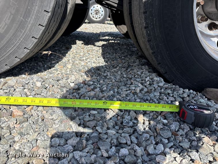 image for item YA2561 2020 Freightliner Cascadia semi truck