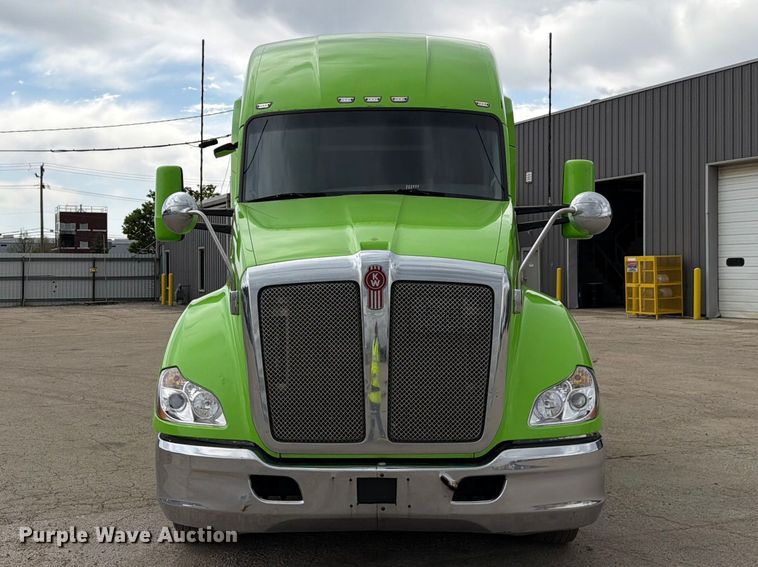 image for item YA2563 2018 Kenworth T680 semi truck