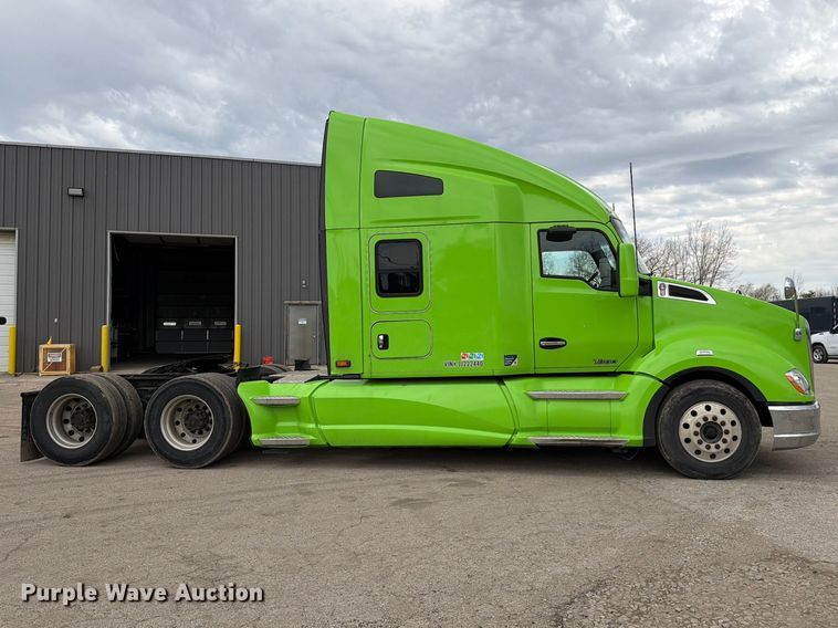 image for item YA2563 2018 Kenworth T680 semi truck