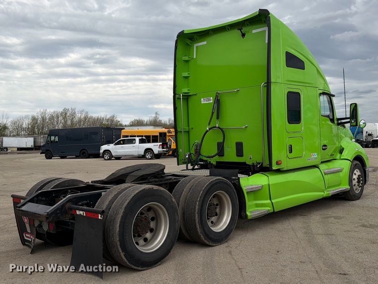 image for item YA2563 2018 Kenworth T680 semi truck
