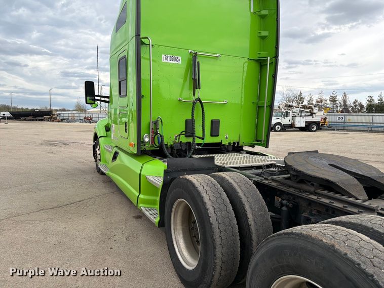 image for item YA2563 2018 Kenworth T680 semi truck